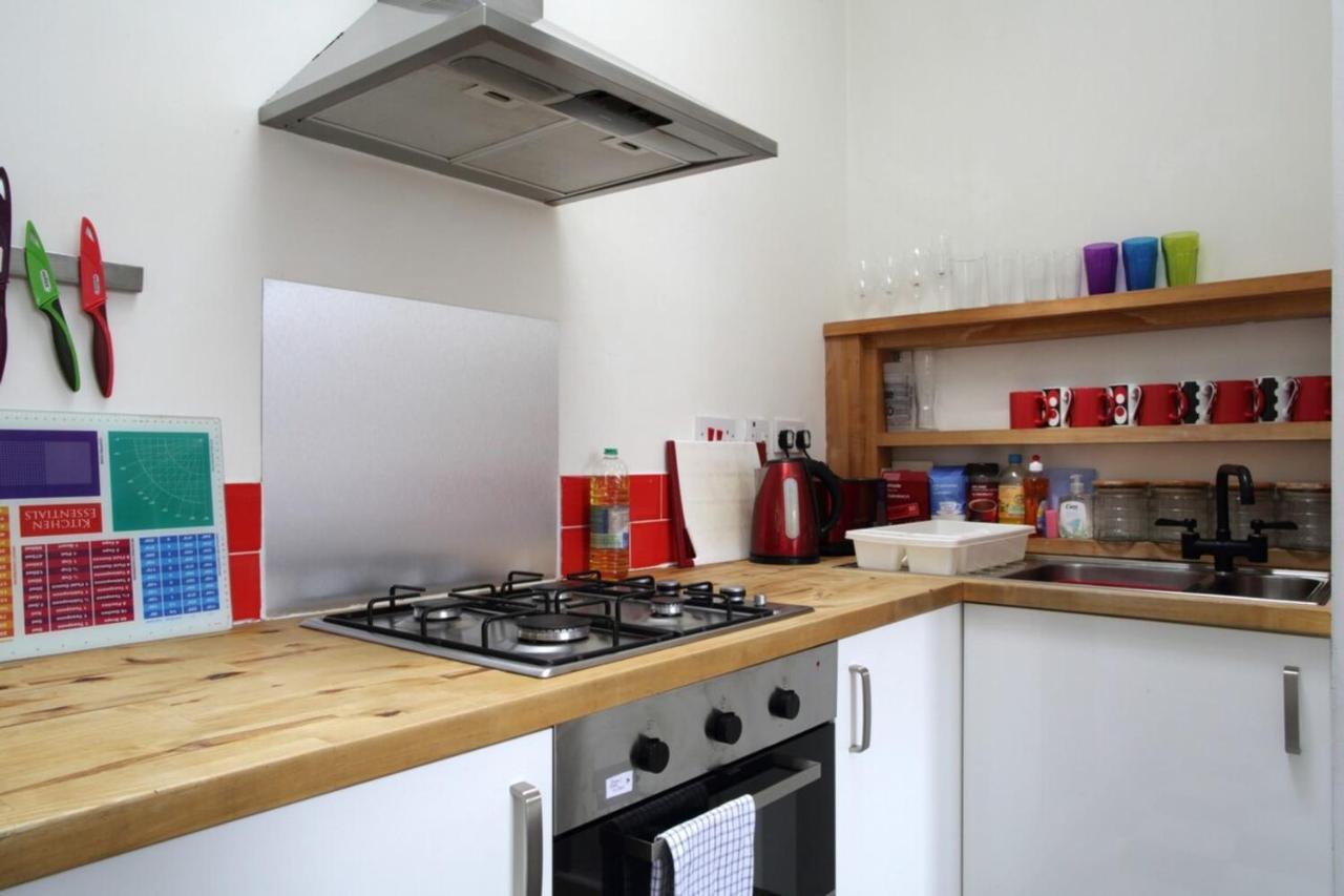 Apartamento Modern And Colourful Flat By The Castle Edimburgo Exterior foto
