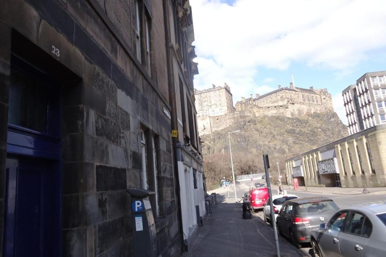 Apartamento Modern And Colourful Flat By The Castle Edimburgo Exterior foto